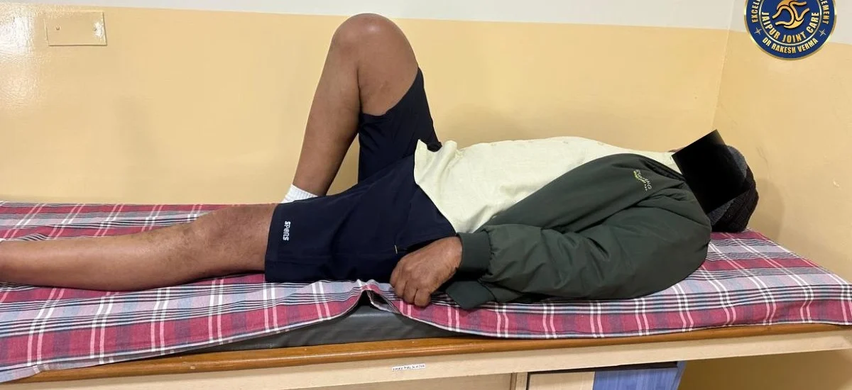A man sleep on the bed after knee replacement