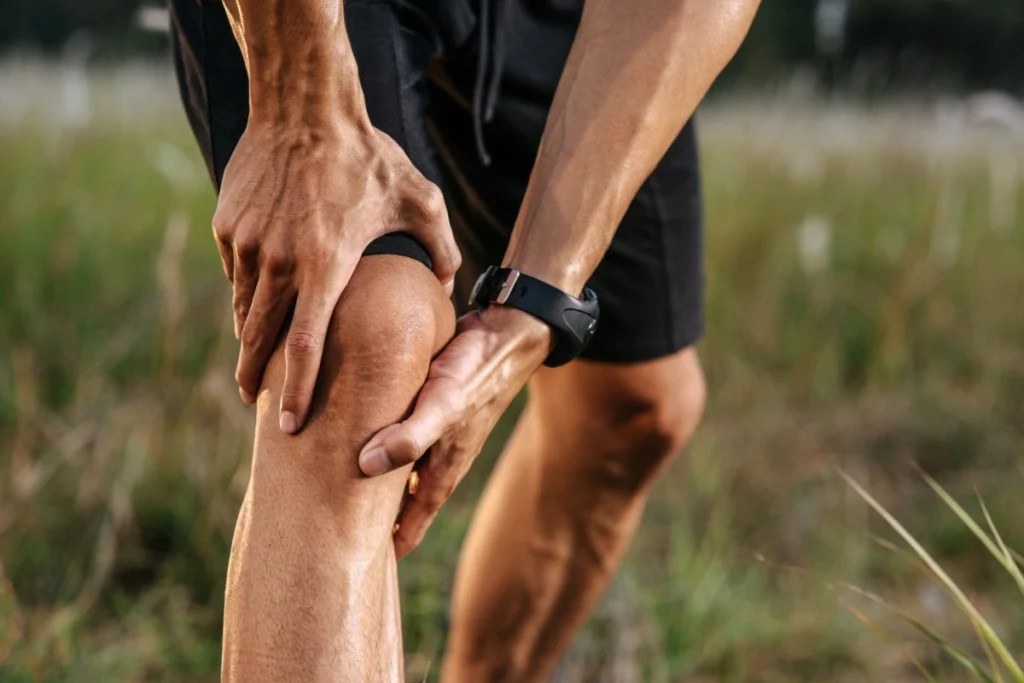 A men surrfering from knee pain